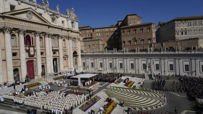 Papst Franziskus feierte am Sonntagvormittag mit tausenden Gläubigen am Petersplatz.