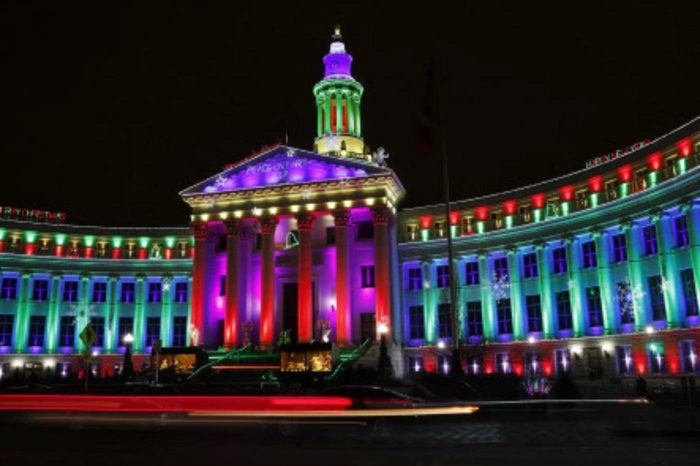 Prachtvoll beleuchtet zeigt sich dieser Tage das Denver City Building.
