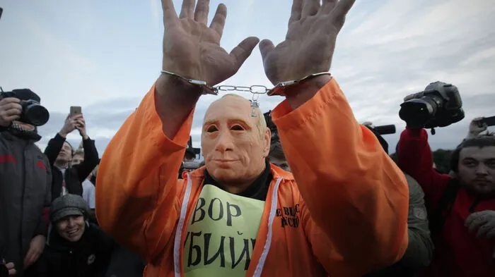 Bei Großdemonstrationen zum Geburtstag von Kremlchef Wladimir Putin in Russland hat die Polizei zahlreiche Anhänger des Oppositionellen Alexej Nawalny festgenommen.