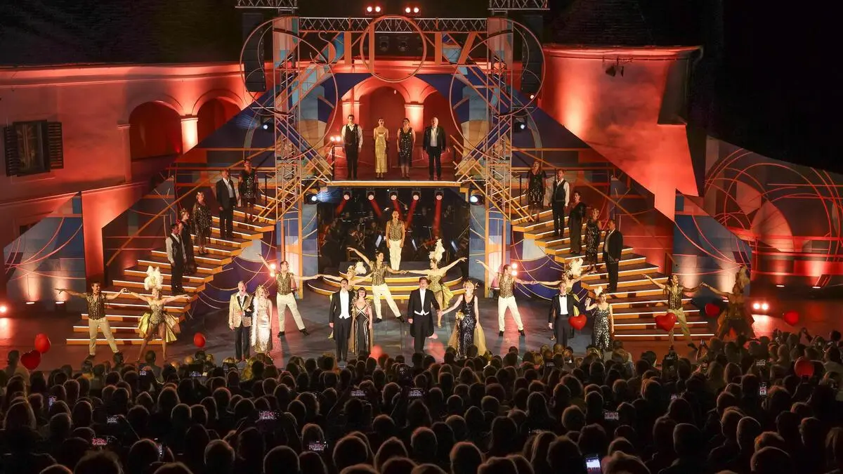 Zur Premiere von „Die ganze Welt ist Himmelblau“ – Die große Robert Stolz-Revue war das Schloss Tabor gut gefüllt