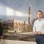 Imam Sabahudin Hašić (li) und Vereinsobmann Elvedin Omerčević (re) vor einer Darstellung der geplanten Moschee