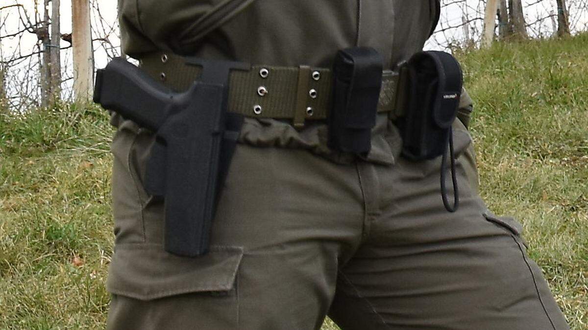 Die P80 im Holster eines Soldaten im Assistenzeinsatz