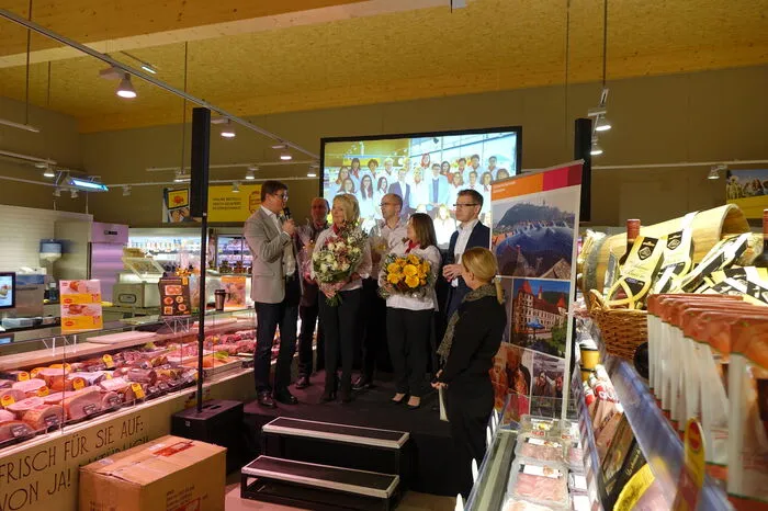 Im Bild: Regionalmanager Klaus Sonnberger, Vertriebsmanager Manfred Pitters, Filialleiterin Susanne Leber und die Abteilungsleiter