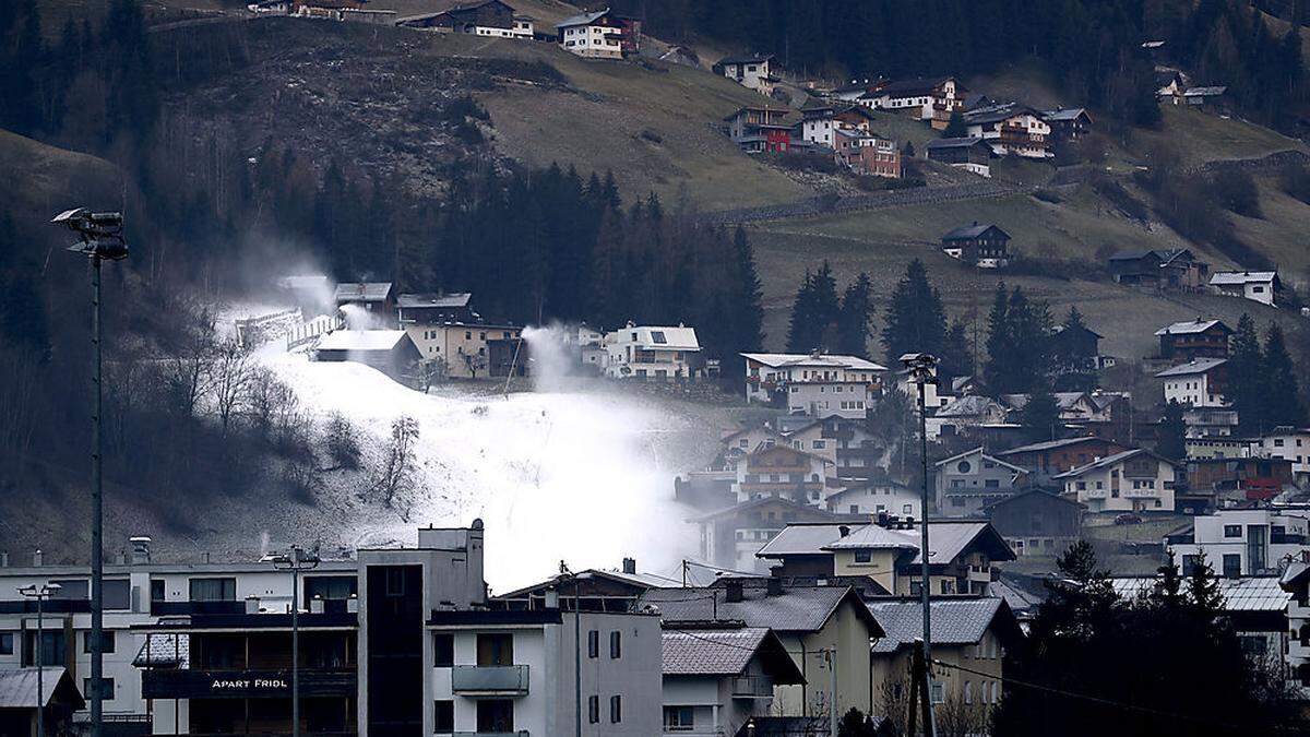 In dem Tiroler Wintersportort Ischgl war es zu einem größeren Ausbruch des Coronavirus SARS-CoV-2 gekommen