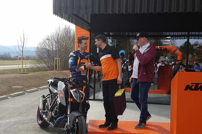 Andreas Meklau (links) ist neuer Markenbotschafter für KTM.