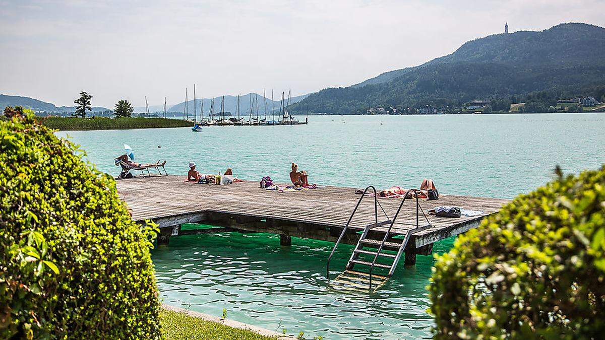 Badegäste, die am Steg lagen, sahen, dass die Frau im Wasser treibt (Symbolfoto)