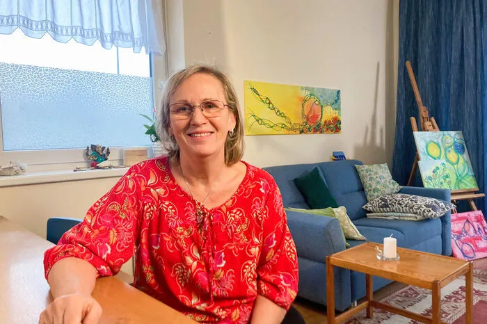 Elfriede, 69-jährige Hortpädagogin im Ruhestand aus Niederösterreich, weiß, wer sie ist und wen sie will. „Ich bin liebevoll, naturverbunden und herzlich. Mein Herzensmensch ist sicher kein Bänker. Er ist eher Künstler oder Handwerker und ein richtiger Mann!“ Aber was ist überhaupt ein „richtiger Mann“? „Ein richtiger Mann verschwindet nicht im Nirwana, nur weil es einmal unangenehm wird!“. Natürlich hat Elfriede auch optische Wünsche. „Er sollte keinen wilden Bart im Gesicht und - wenn`s geht - noch Haare am Kopf haben!“ Er soll zwar nicht zu dick, aber auch nicht zu dünn sein, denn Elfriede „…will schon ein bissl was zum Angreifen!“ Und die Tanz-begeisterte Tullnerfeldnerin hat auch schon in die Sterne geschaut! Skorpione, Fische und Krebse aufgepasst! „Ich bin Krebs im Sternzeichen und Aszendent Waage. Die Wasserzeichen sind die besten Partner für mich!“ 