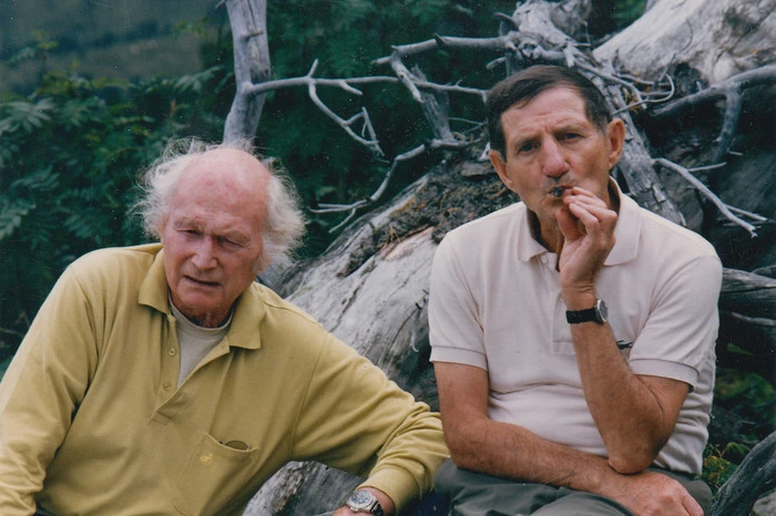 Berühmt wurde er dank der Erstbesteigung der Eiger-Nordwand: Gemeinsam mit Fritz Kasparek sowie den Deutschen Anderl Heckmair und Ludwig Vörg. Am Bild Harrer und Heckmair.