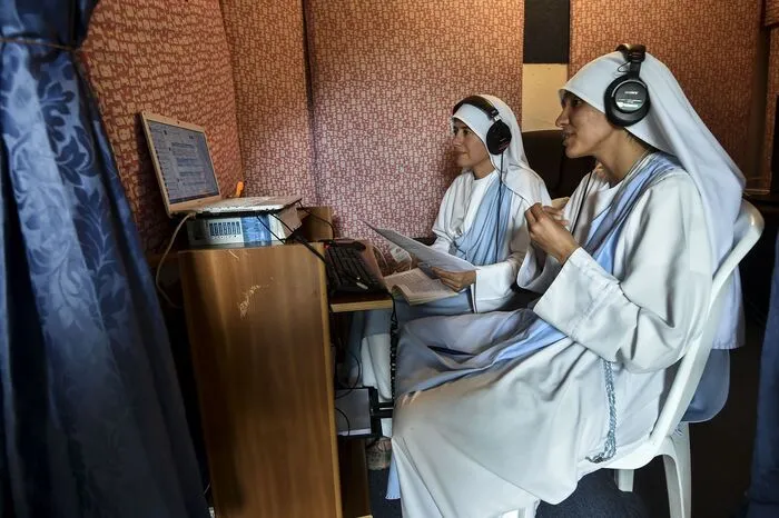 Im Ordenshaus in der Nähe von Cali, der drittgrößten Stadt Kolumbiens, wird nicht nur gebetet: Über das Internetradio stehen die Ordensfrauen mit den Gläubigen in Kontakt.