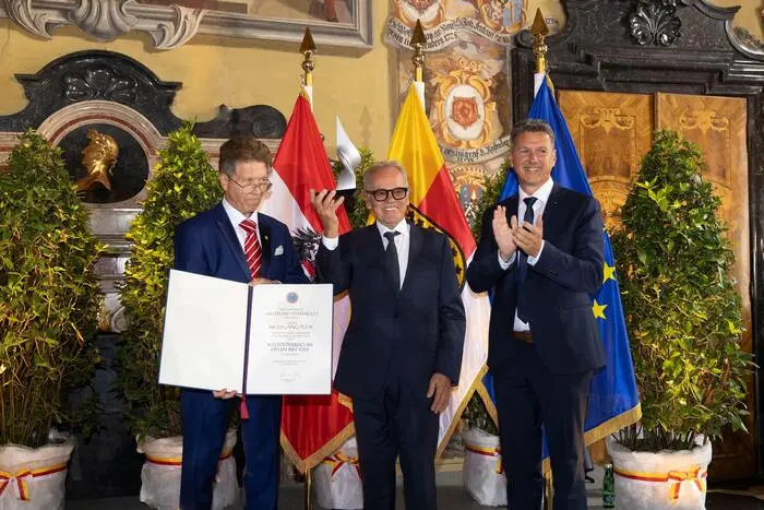 Weltbund-Präsident Werner Götz, Wolfgang Puch und Ladeshauptmann Daniel Fellner bei der Ehrung im Kärntner Landhaus