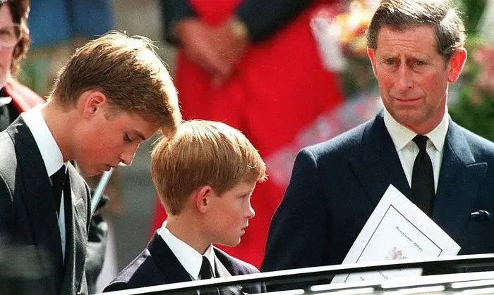 William, Harry und Charles am Tag von Dianas Begräbnis