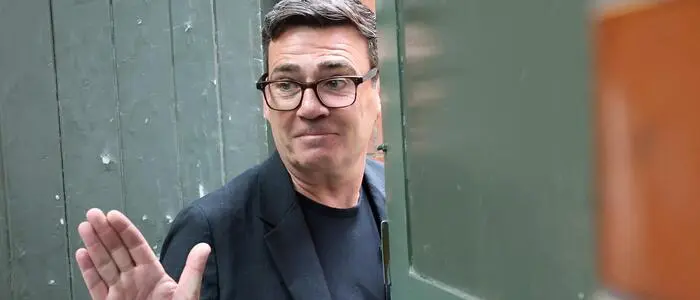 Andy Burnham will trotz klassischer Karriere für Anti-Establishment und ehrliche Politik stehen