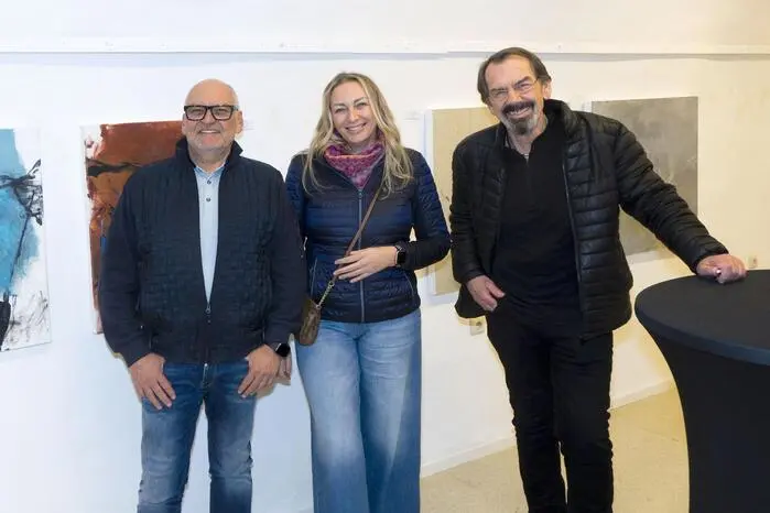 Kurator Helmuth Ploschnitznigg begrüßte die Besucher, stellte die beiden Kunstschaffenden vor und bat sie, über ihr künstlerisches Schaffen zu sprechen.