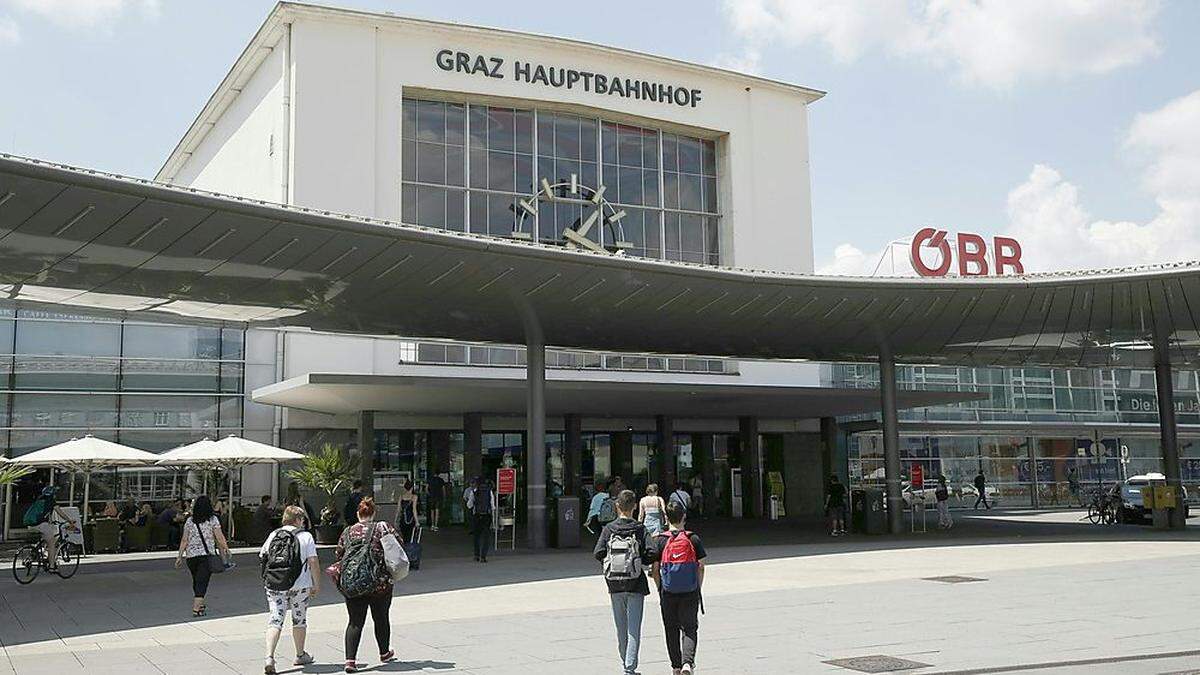 Geraucht wird seit dieser Woche nur mehr vor der Bahnhofshalle