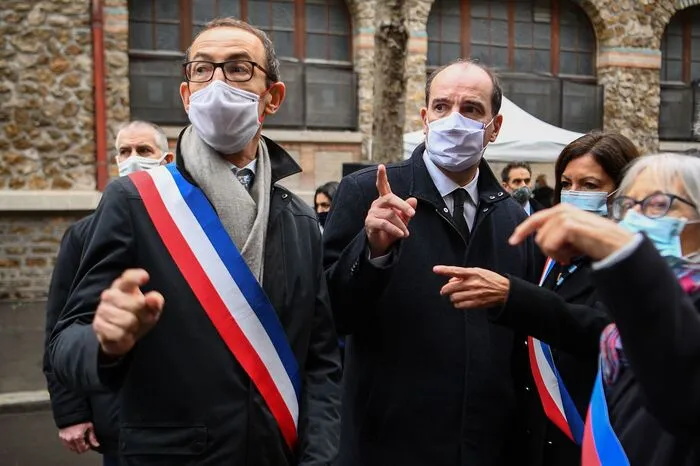 Regierungschef Jean Castex und Bürgermeisterin Anne Hidalgo kamen am Jahrestag (13. November) zu kurzen Gedenkfeiern in Paris und im Vorort Saint-Denis zusammen.