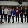 Niko Swatek (Neos), Simon Gostentschnigg (KPÖ), Maria Skazel (ÖVP), Felix Schmid (SPÖ), Georg Schwarzl (Grüne) und Gerhard Hirschmann (FPÖ) mit den Landesschülervertretern
