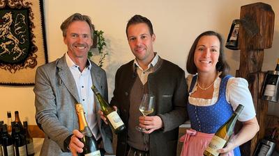 Die Gastgeber Monika und Hannes Mossauer mit Freddy Unterganschnigg (l.) vom Weingut Schloss Gobelsburg im Kamptal