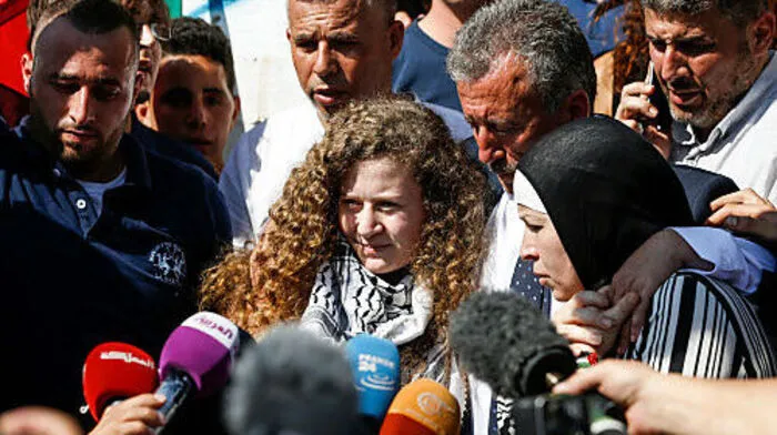 Ahed Tamimi und ihre Mutter nach ihrer Entlassung