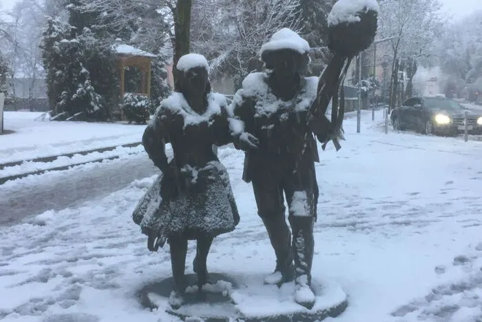 Trachtenpärchen in der Innenstadt