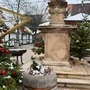 Weihnachtsbäume auf dem Hauptplatz. | Die roten Weihnachtskugeln wurden anonym wieder abgegeben