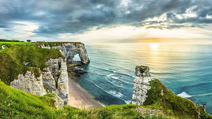 Dass Küsten mit Erosion zu kämpfen haben, das ist nicht ungewöhnlich: So werden auch die berühmten, steilen Felsklippen von Étretat von Wind, Wetter und Wasser bearbeitet. Allerdings leiden die Naturschönheiten Frankreichs in jüngster Zeit mehr unter den Touristenmassen: Die vielen Fußgänger treten Erdrutsche los, die Kläranlage des kleinen Orts in der Normandie kann die dreifache Anzahl an Besuchern nicht bewältigen.