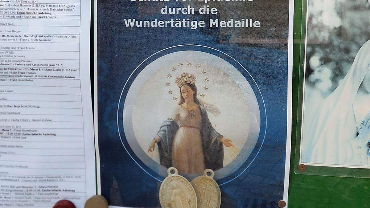 Im Schaukasten der Pfarre wurde das Bild samt Medaille angebracht