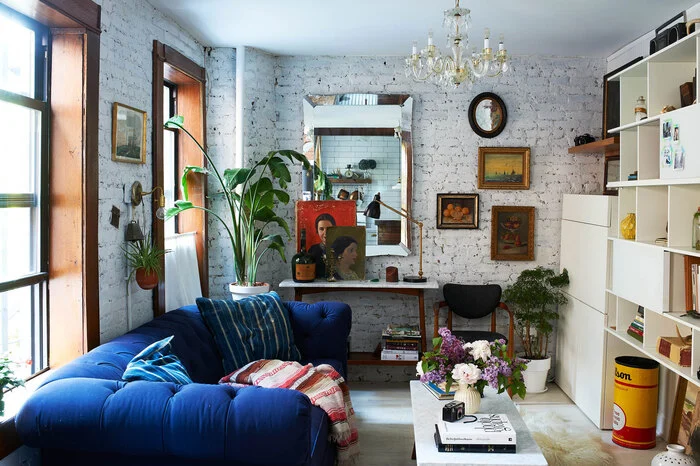 Rustikal &amp; recycelt: An dieser hellen Wohnung an der Lower East Side von Manhattan überzeugt das Wechselspiel der Texturen: gebleichter, glatter Holzboden und raues, weiß, gestrichenes Mauerwerk...