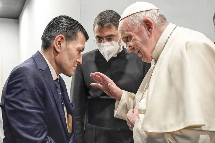 Nach der Messe traf Franziskus auch den Vater des ertrunkenen Buben Alan Kurdi zusammengetroffen, dessen Bild zu einem Symbolbild des Flüchtlingsdramas im Mittelmeer geworden ist. Papst Franziskus unterhielt sich nach Vatikanangaben ausführlich mit dem Vater. Er habe dessen Schmerz über den Verlust der Familie angehört und ihm die Anteilnahme Gottes an seinem Leiden zugesichert.