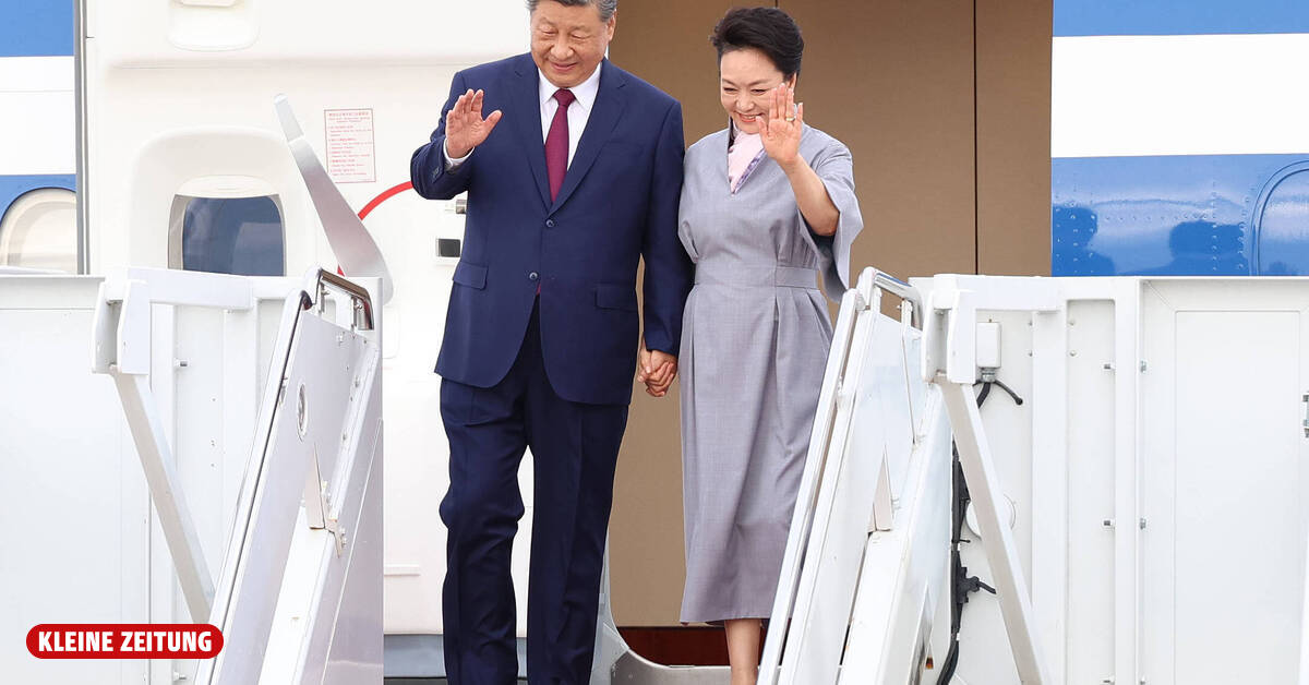 China's reserved First Lady is a dazzling pop star