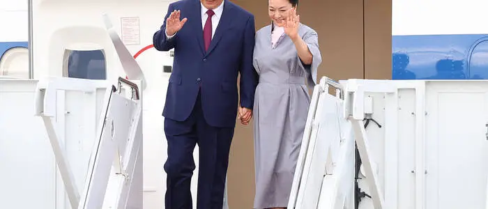 First Lady Peng Liyuan an der Seite und im Schatten ihres Mannes Xi Jinping