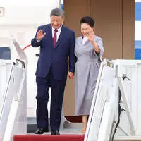 First Lady Peng Liyuan an der Seite und im Schatten ihres Mannes Xi Jinping