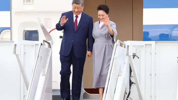 First Lady Peng Liyuan an der Seite und im Schatten ihres Mannes Xi Jinping