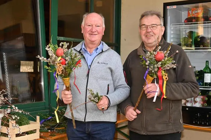 Palmbuschen binden mit dem Kulturverein Steuerberg, im Bild  Obmann Josef Rainer und Josef Perchtold