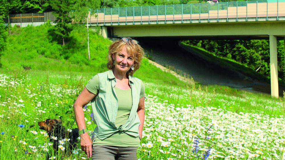 Christine Podlipnig auf einer 7000 Quadratmeter großen Blühfläche in Nestelbach bei Graz