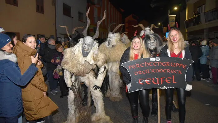 Hunderte Perchten aus vielen Kärntner Gemeinden sorgten am 8. Dezember in Pontebba in Friaul für ein Spektakel, das Tausende Italiener begeisterte. Neben den mehr als 20 Kärntner Krampusgruppen sah man auch drei aus Slowenien und die Gastgeber, die Gruppe Krampus Pontebba.