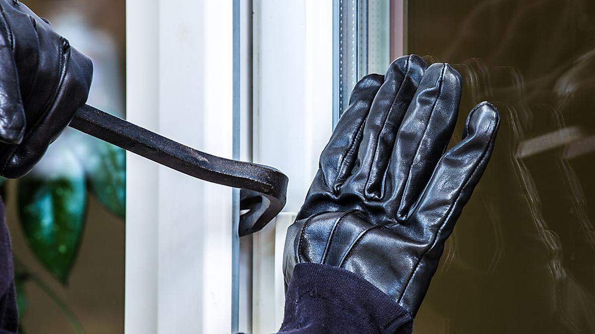 Über das aufgebrochene Fenster drangen die Täter ins Haus ein