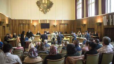 Zwei Bankangestellte stehen in Graz vor Gericht