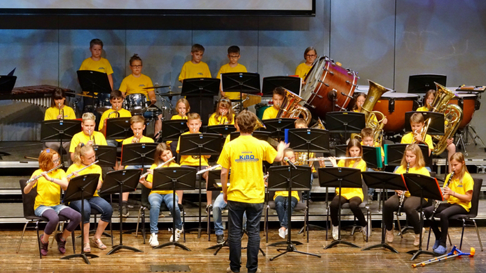 Mit der Europahymne und mit Musik aus Musicals eröffnete das Kinderblasorchester KiBO unter der Leitung von...
