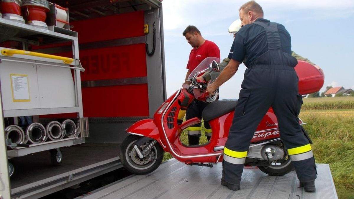 Die Feuerwehr Hofstätten räumte den Motorroller weg