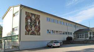 Der Kindergarten ist in der ehemaligen Volksschule Ettendorf einquartiert