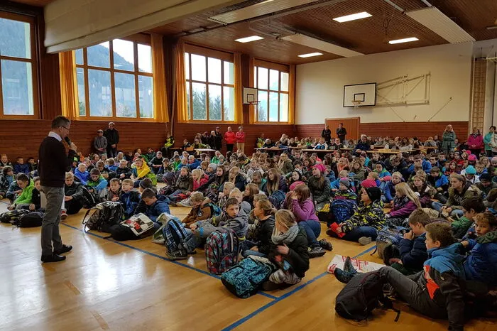 Erstinformation für die NMS-Schüler im Turnsaal Donnerstagfrüh durch Direktor Gustav Tengg.