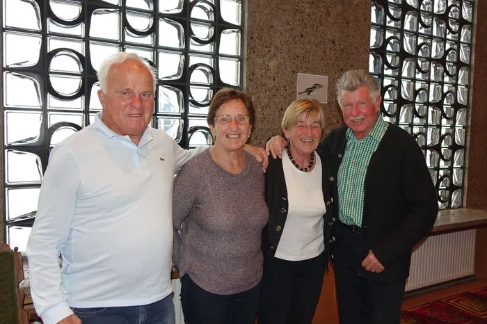 Mit dabei auch ihr erster Trainer Gerhard Niederhammer (l.) und Skisprunglegende Reini Bachler (r).