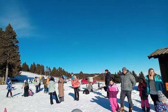 „Ausreichend Schnee, bestens präparierte Pisten, Sonnenschein und angenehme Temperaturen, umrahmt von traumhafter Winterlandschaft, ließen das Skifahren zum Vergnügen werden“, berichtet Bürgermeister a.D. Engelbert Huber, auf den die Zusammenarbeit zurückgeht.
