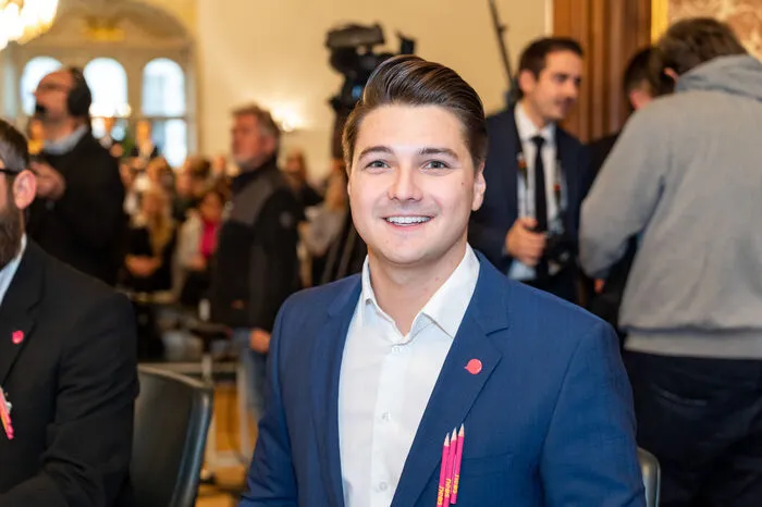 Niko Swatek (Neos) ätzt: "Der größte Berg in der Steiermark ist der Schuldenberg von Schützenhöfer und Lang." Er mahnt, die zusätzlichen Schulden "wenigstens sinnvoll einzusetzen". Aber SPÖ und ÖVP agierten "wieder mutlos." Den Willen, in der Verwaltung einzugreifen, sehe man nicht. Das Land würde zwischen Schwarz und Rot aufgeteilt, Posten würden trotz RH-Kritik freihändig vergeben. Auch würde zu wenig unternommen, um "den Flächenbrand in der Elementarpädagogik" zu löschen. Den Lehrern würde ebenso zu wenig geholfen. Die digitale Infrastruktur habe Verbesserungsbedarf. Und nicht nur die.
