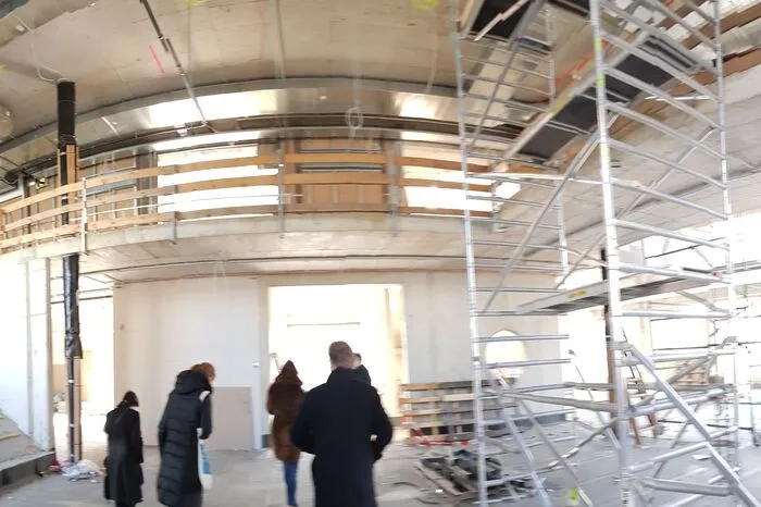 Großzügiges Foyer samt Stiegenwand und Blick auf die Bibliothek
