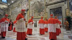 Kardinäle am Weg zum Konklave in der Sixtinischen Kapelle | 2013 kamen die Kardinäle letztmals zum Konklave zusammen, um einen neuen Papst zu wählen – am Mittwoch ist es wieder so weit