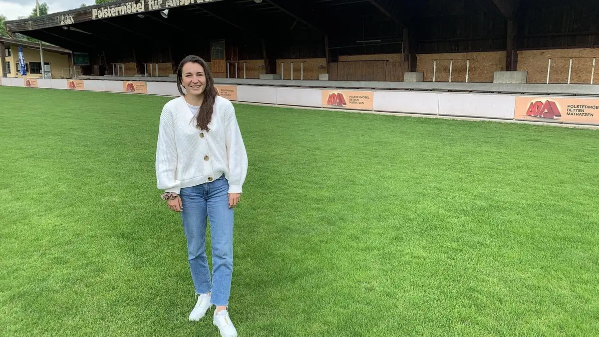 Barbara Dunst am ehemaligen Sportplatz in Anger