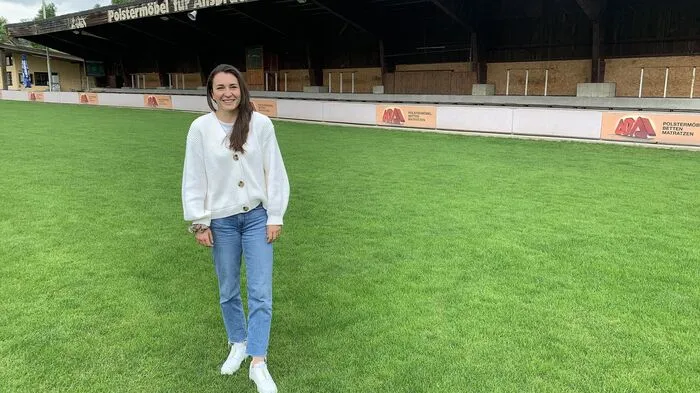 Barbara Dunst am ehemaligen Sportplatz in Anger