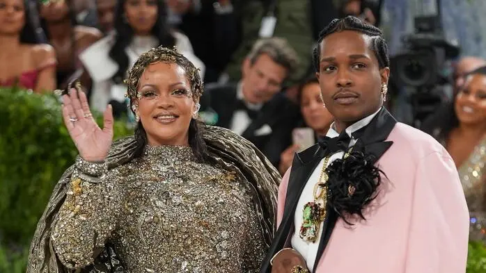 Rihanna und Asap Rocky in extravaganten Outfits auf der Met Gala.