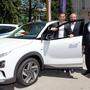 Landesräte Sebastian Schuschnig und Martin Gruber mit Hyundai-Flottenchef Michael Heilmann am Dienstag in Klagenfurt